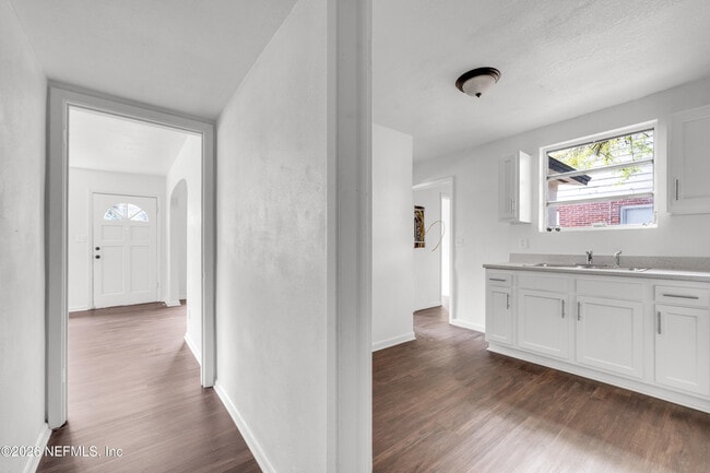 Building Photo - 503 W 16th St