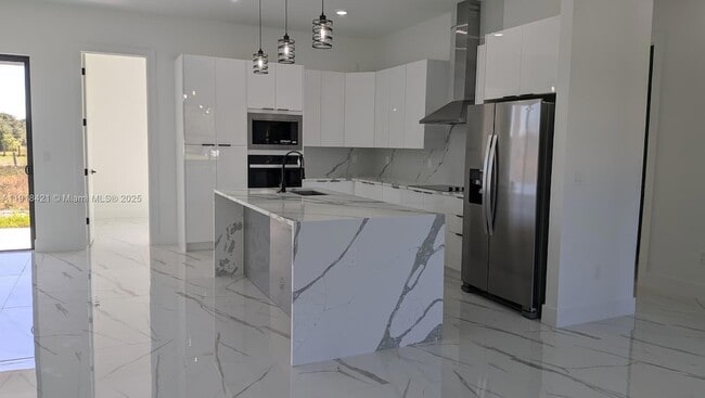 Building Photo - 3302 E 18th St