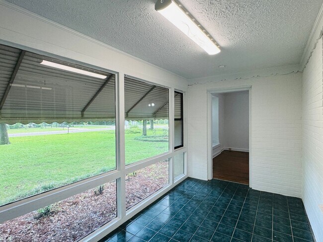 Building Photo - 4-Bedroom just perfect for your family