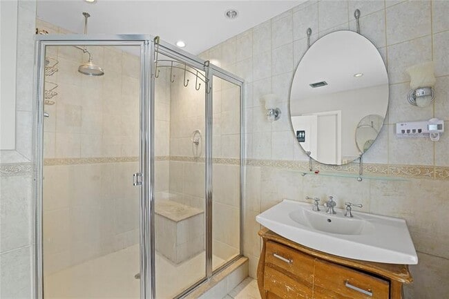 Building Photo - 1120 E Tropical Way