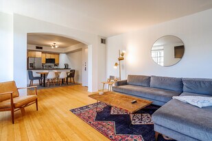 Building Photo - 740 N Kings Rd