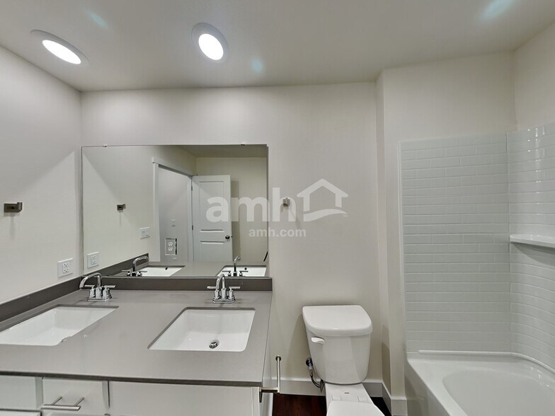 Building Photo - 1080 Broyles Xing