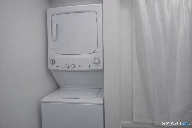 Building Photo - 171 Pequonnock St