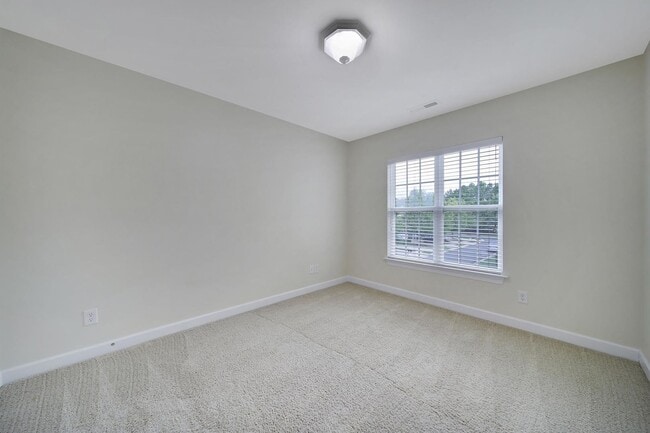 Building Photo - Lovely 3 Bed 2.5 Bath Townhome in Blakeny