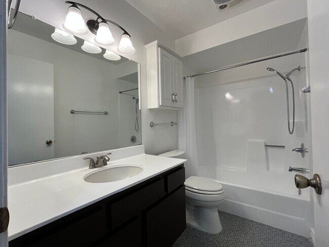 Building Photo - 1st floor condo w/pool, spa, clubhouse, te...
