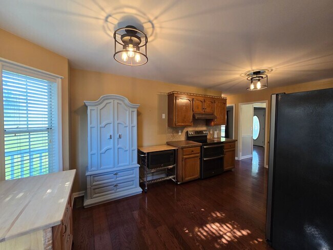 Building Photo - 3 Bedrooms 2.5 Bath Country Home