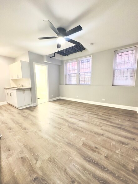 Building Photo - 4241 N Kenmore Ave