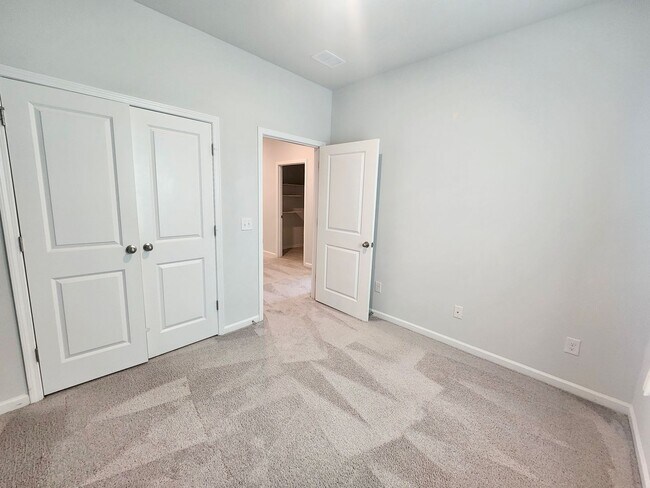 Building Photo - Well maintained end unit townhome in Grand...