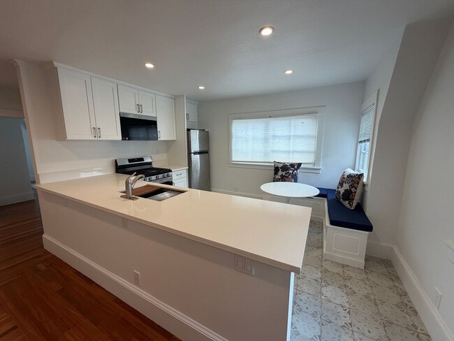 Building Photo - 879 E 28th St