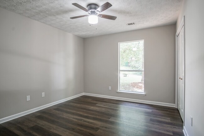Building Photo - 3137 Glen Hollow Dr