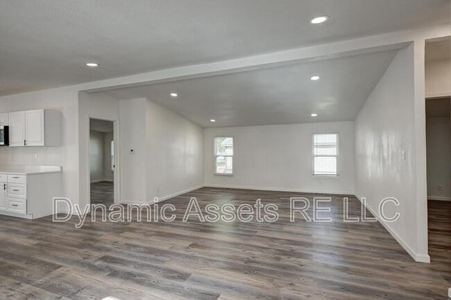 Building Photo - 705 N Cayuga St