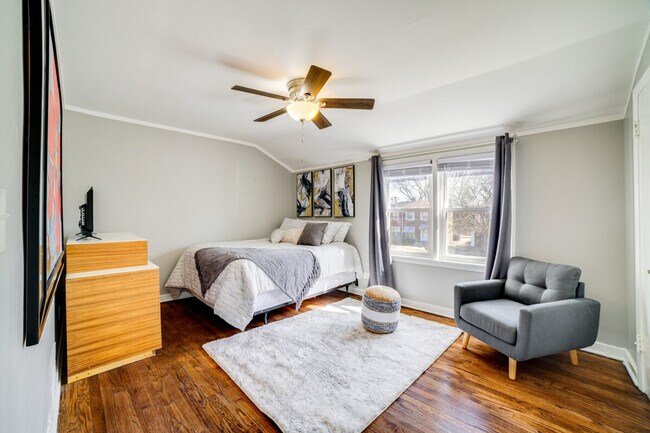 Building Photo - 9830 S Yates Ave