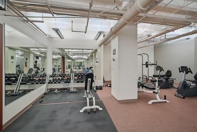 Building Photo - 400 Walnut St