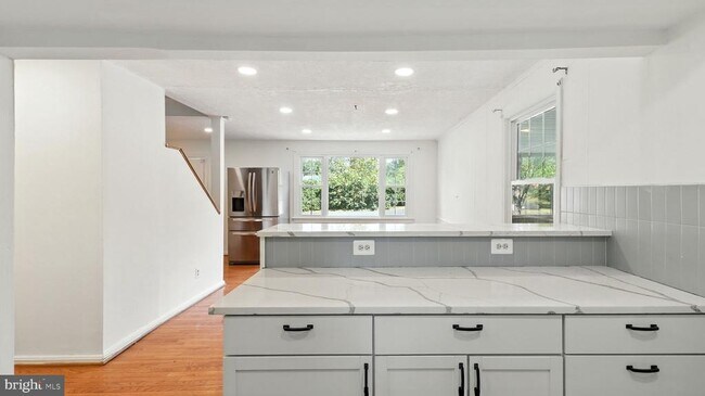 Building Photo - 6911 Arlington Blvd