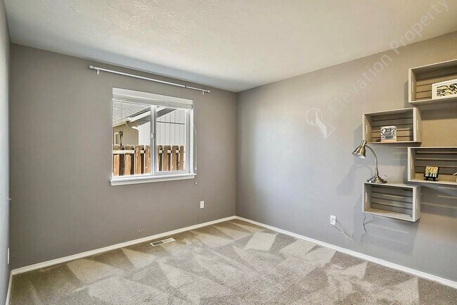 Building Photo - Comfortable Single-Level Home in NE Redmond