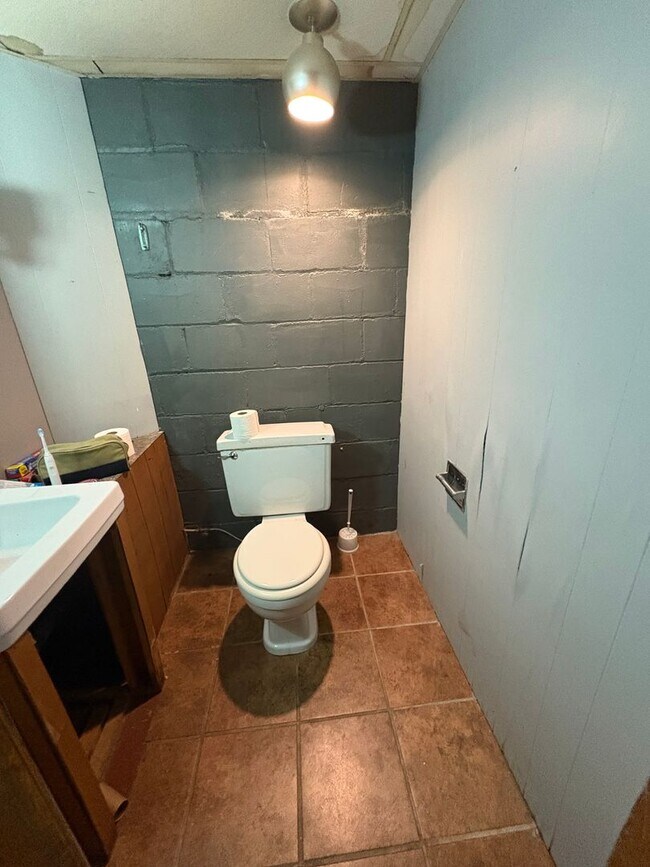 Building Photo - Large 4 Bedroom 1.5 Bathroom Apartment