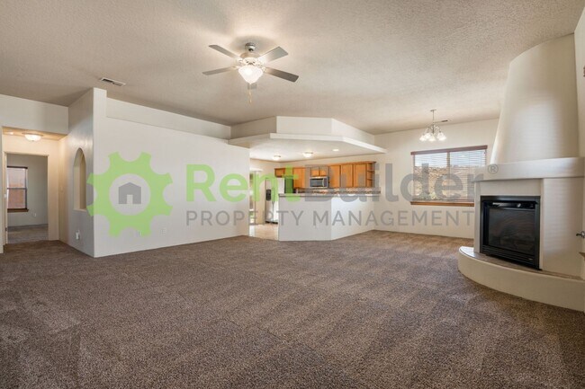 Building Photo - Model Perfect Living in Beautiful Loma Pinon