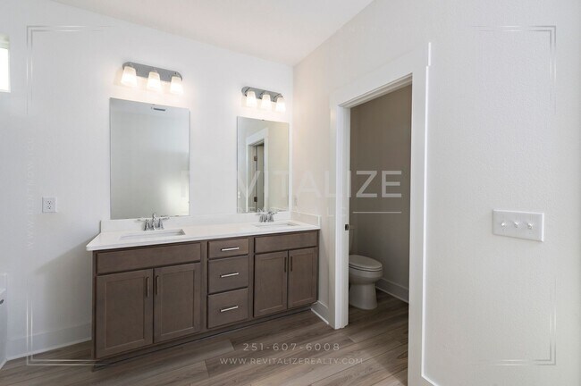 Building Photo - Charming Gold Fortified Home in Live Oak E...