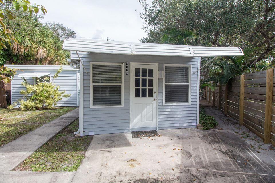 Building Photo - 808 N Palmway