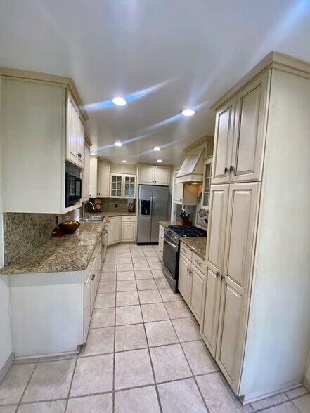 Kitchen - 21806 Redbeam Ave
