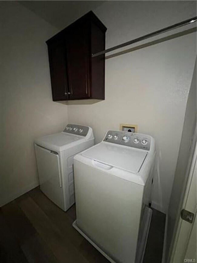 Building Photo - Well-maintained 2 bedroom, 2 bath condo with a loft