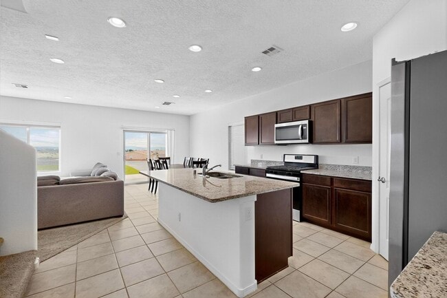 Building Photo - 108 Hue St
