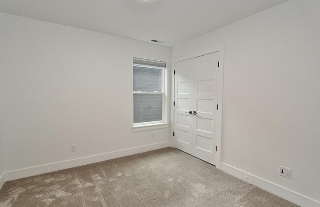 Building Photo - Immaculate Bench Home!