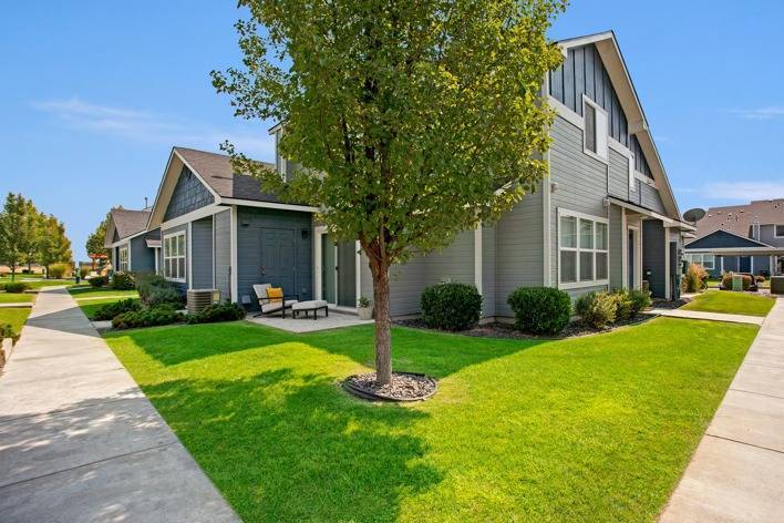 Beautiful Townhome Exteriors with Green Walkways - Navigator Villas