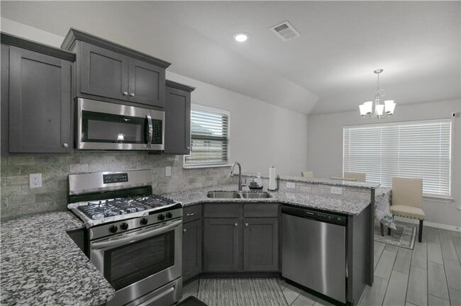 Building Photo - Great home perfect for backyard entertaining