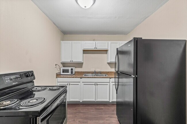 Building Photo - Large Efficiency w/ Loft, Minutes from TTU & Medical District