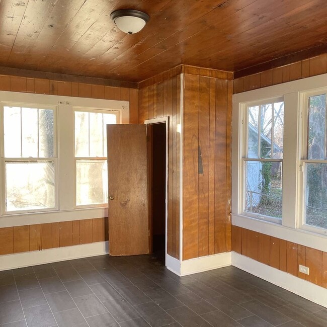 Building Photo - 2812 Gordon Ave