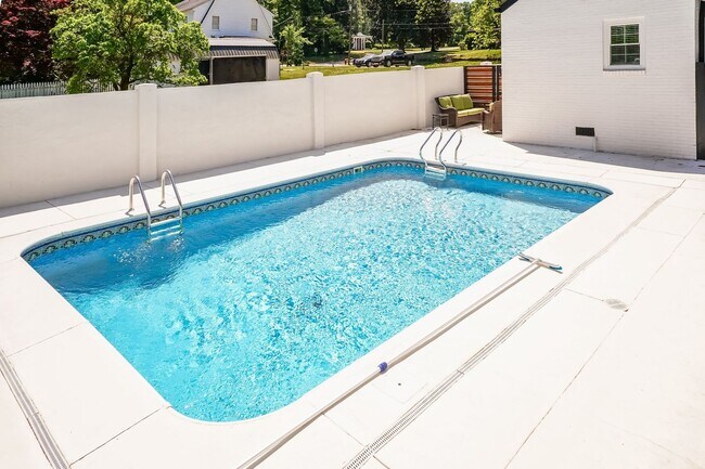 Building Photo - Sheek Updated Home With Pool!