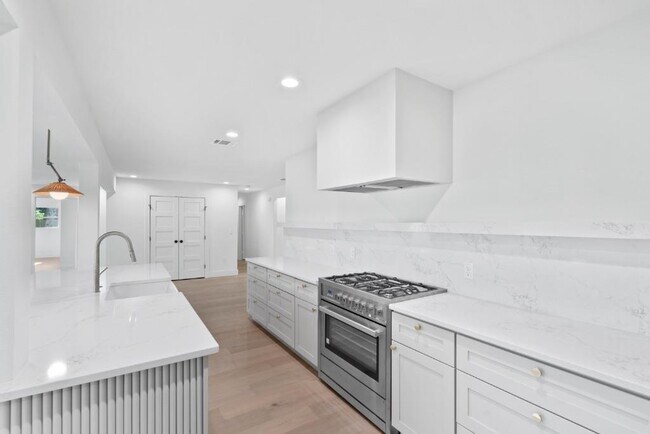 Building Photo - 1520 Villanova Dr