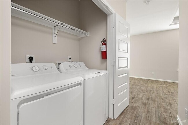 Building Photo - 3404 Ventura Ave