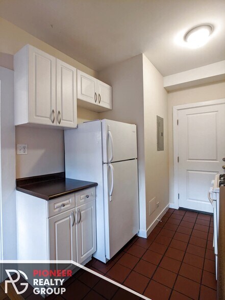 Building Photo - 736 W Addison St