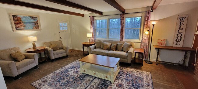 Building Photo - Walking distance to UD - Pending Applicati...