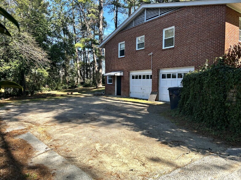 Parking - 2919 Henry St