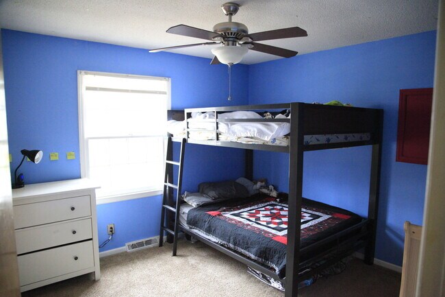 Building Photo - Spacious split level home, see today!
