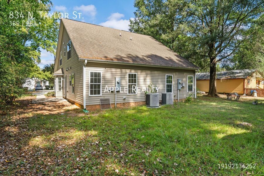 Building Photo - 834 N Taylor St