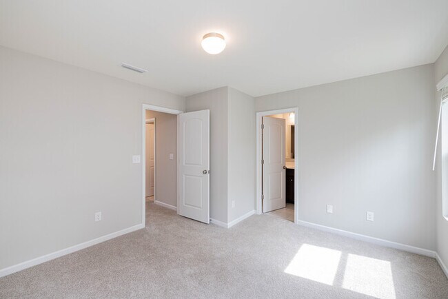 Building Photo - BEAUTIFUL 3BD/2.5BTH Townhome - MALLARD CREEK