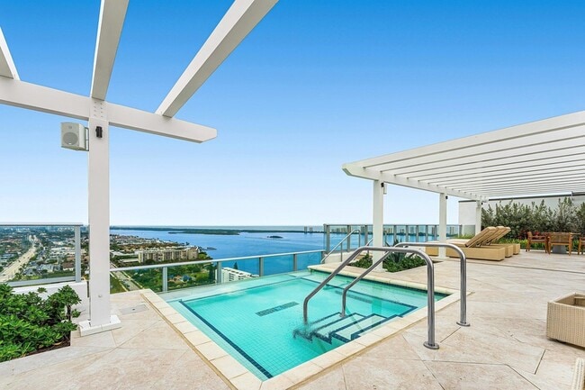 Building Photo - 220 Lake Shore Dr