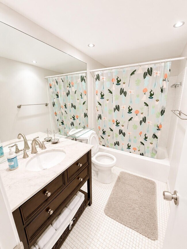 Building Photo - 1069 Hillsboro Mile