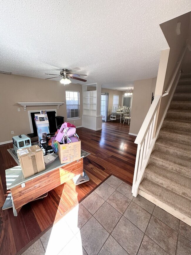 Building Photo - Updated Condo Near Shore Drive