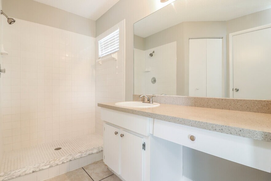 Building Photo - 1810 Coyote Pl