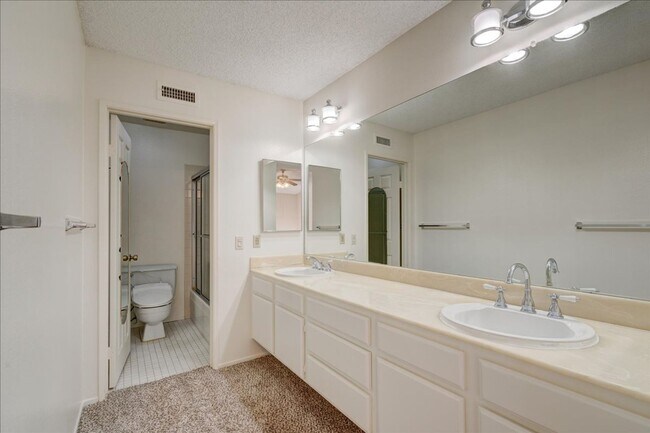 Building Photo - Beautiful End-Unit Townhome Centraly Located