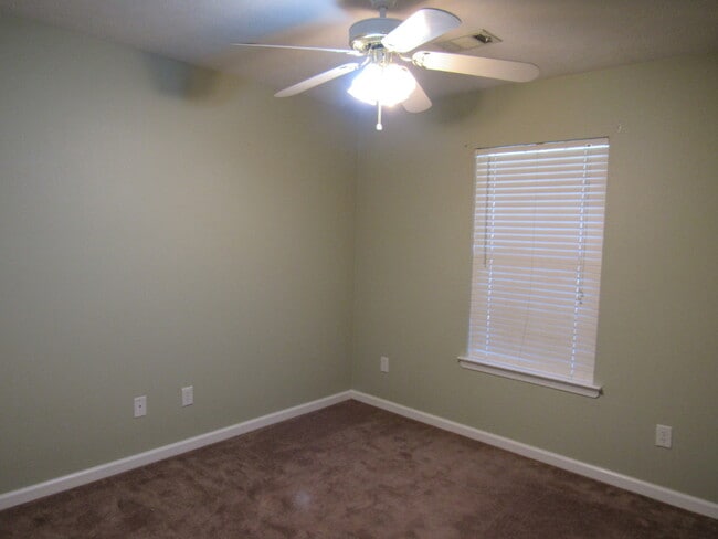 Building Photo - Contact Peggy 501 676 1758 Pets ok with approval