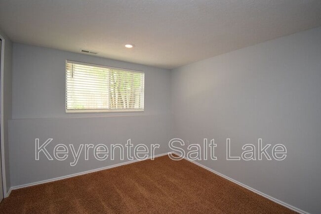 Building Photo - 572 E Thatcher Way