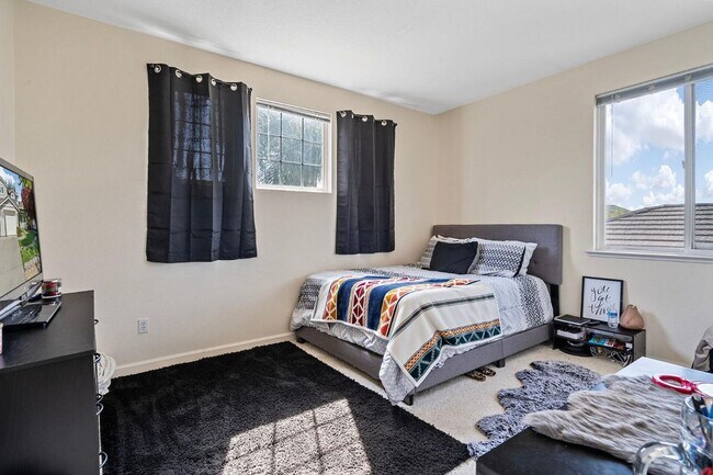 Building Photo - 4 Bedroom 3 Bathroom Available Now