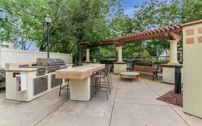 Building Photo - 600 S Abel St