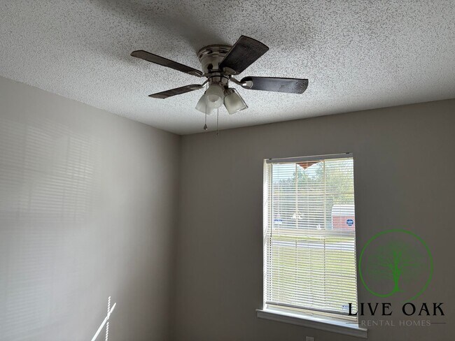 Building Photo - MOVE IN SPECIAL: $500 OFF 1ST FULL MONTH'S RENT!**